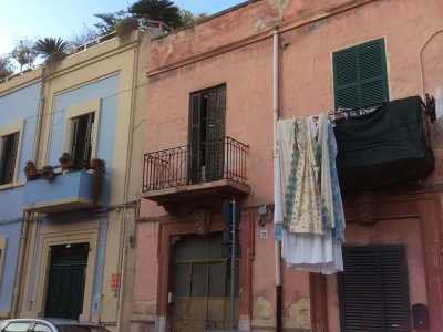 Palazzine antiche color pastello in via Lucera
